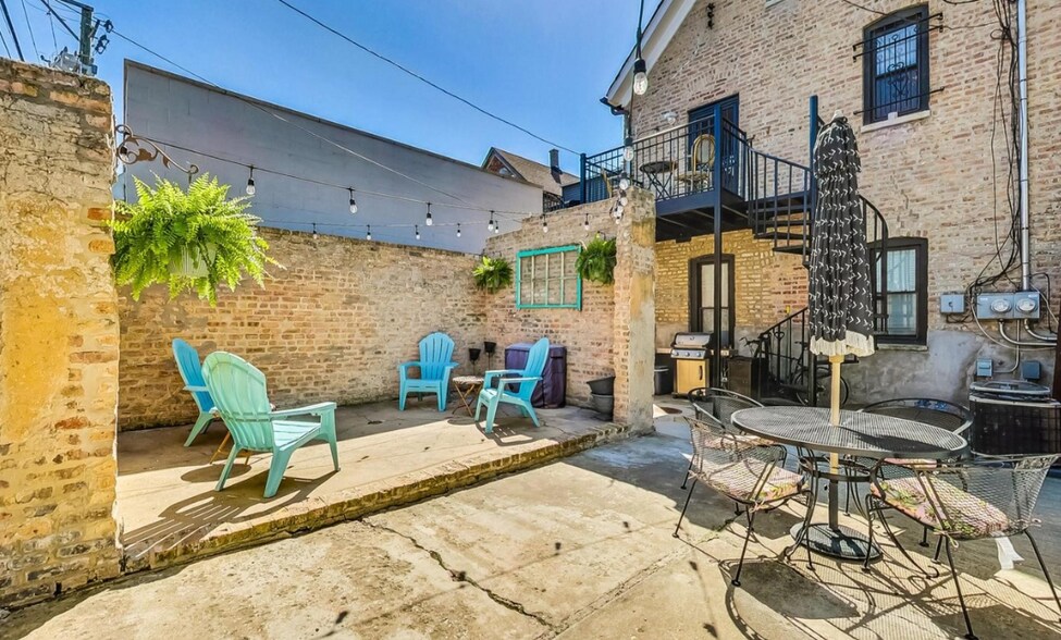 Patio - 2242 W Grand Ave