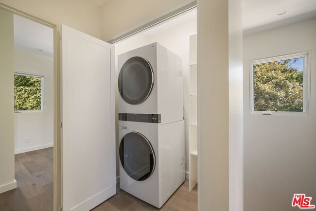 Building Photo - 535 Beloit Ave