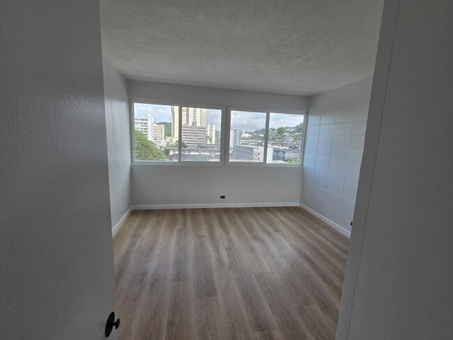 Building Photo - Newly Renovated 1 Bedroom/1 Bathroom Available Now