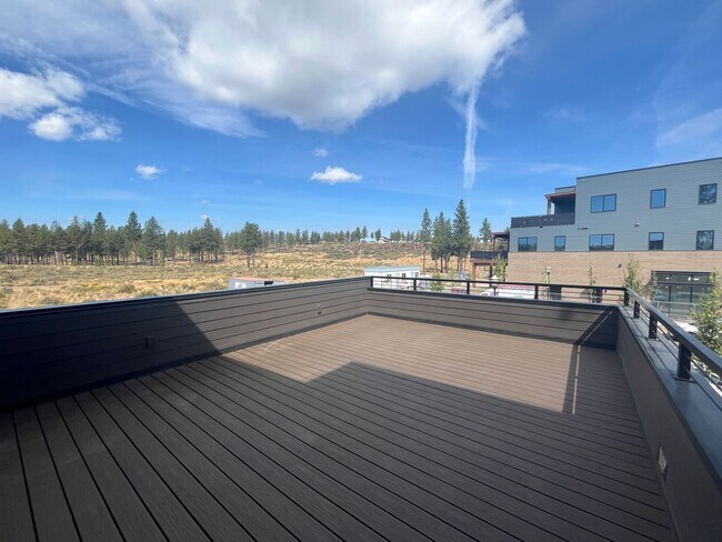 Building Photo - Like-New Townhome in the Gorgeous Terrane ...