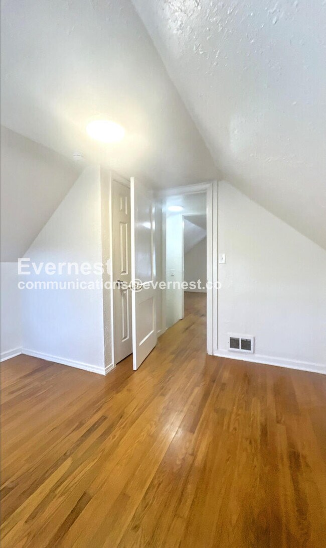 Building Photo - 4 Bed/1 Bath Home with Fenced Yard / Pet-Friendly / Vouchers Accepted / Available Now!