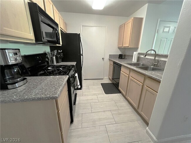 Building Photo - 950 Seven Hills Dr