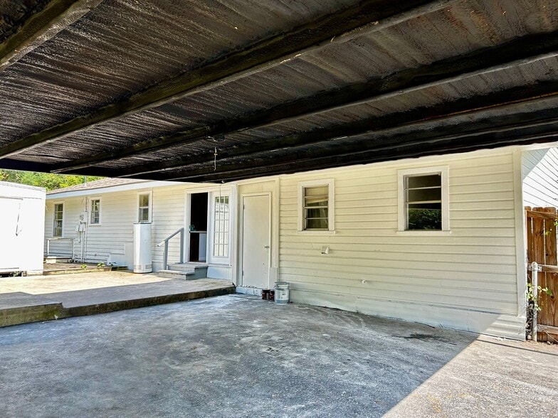 Building Photo - 1334 State St
