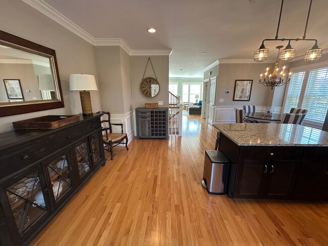 Building Photo - Spacious 3-Bedroom Townhouse in Prime Exet...