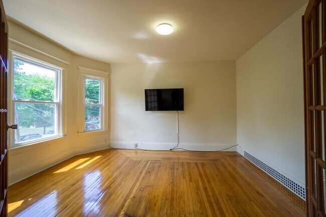 Building Photo - 3 Bedroom Apartment Close to Campus - 8/1/26