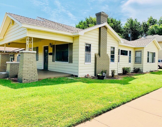 Building Photo - Beautiful 3BD 2BA Craftsman Home Located in Historic Mesta Park!!!