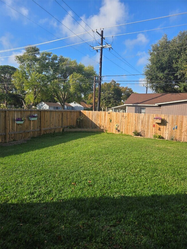 Building Photo - 2118 2nd Ave N