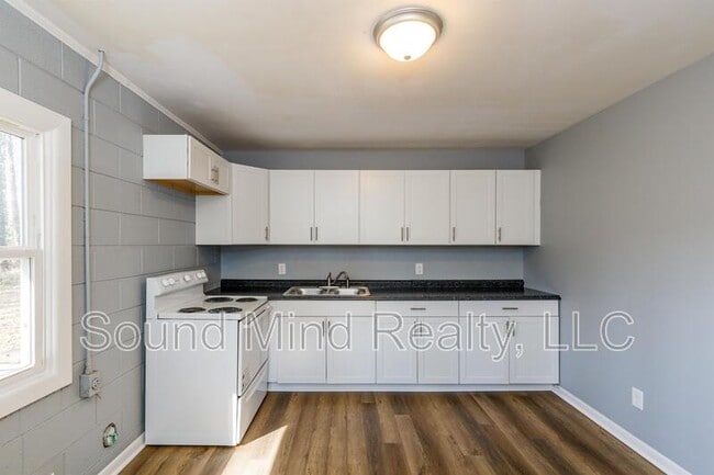 Building Photo - 717 Woodland Rd