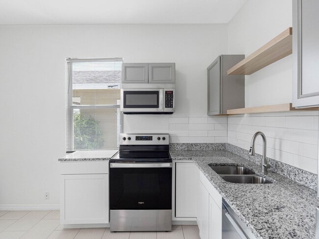 Building Photo - Affordable 3/1.5 West Tampa Home