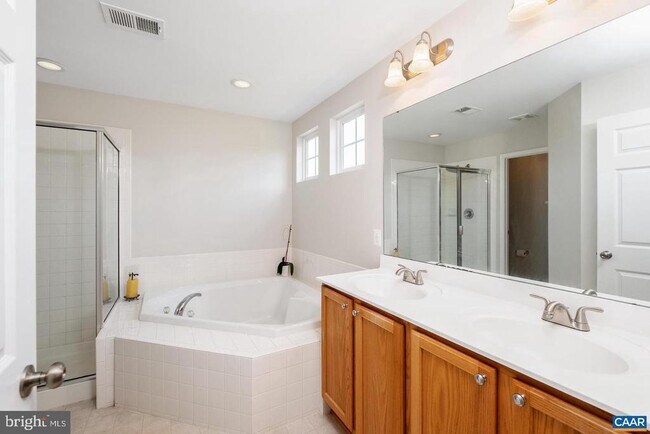 Building Photo - 662 Holly Hill Dr