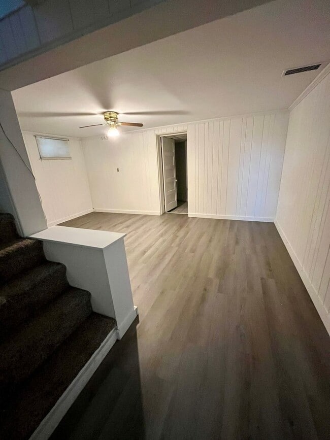 Building Photo - Three Bedroom Single Family House