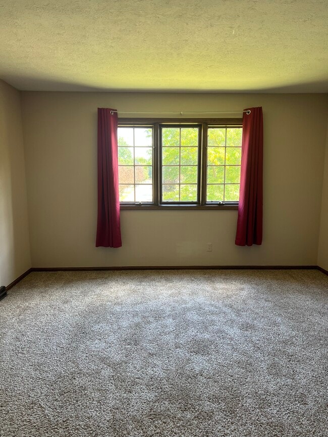 Building Photo - 990 Pelee Dr