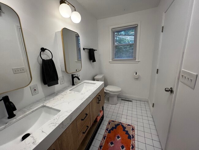 Building Photo - 612 Freda Villa