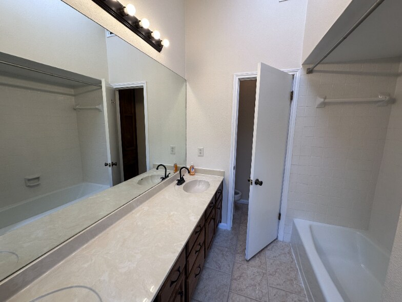 Building Photo - 1109 Lohmans Crossing Rd