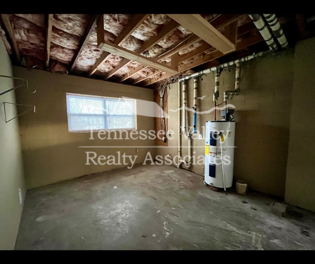 Building Photo - Spacious 3 bed/1.5 bath split foyer in Hid...