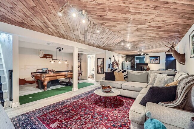 Building Photo - Available September! Charming House for rent in the Crest Club neighborhood!
