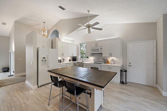 Building Photo - 6866 Briarlake Cir