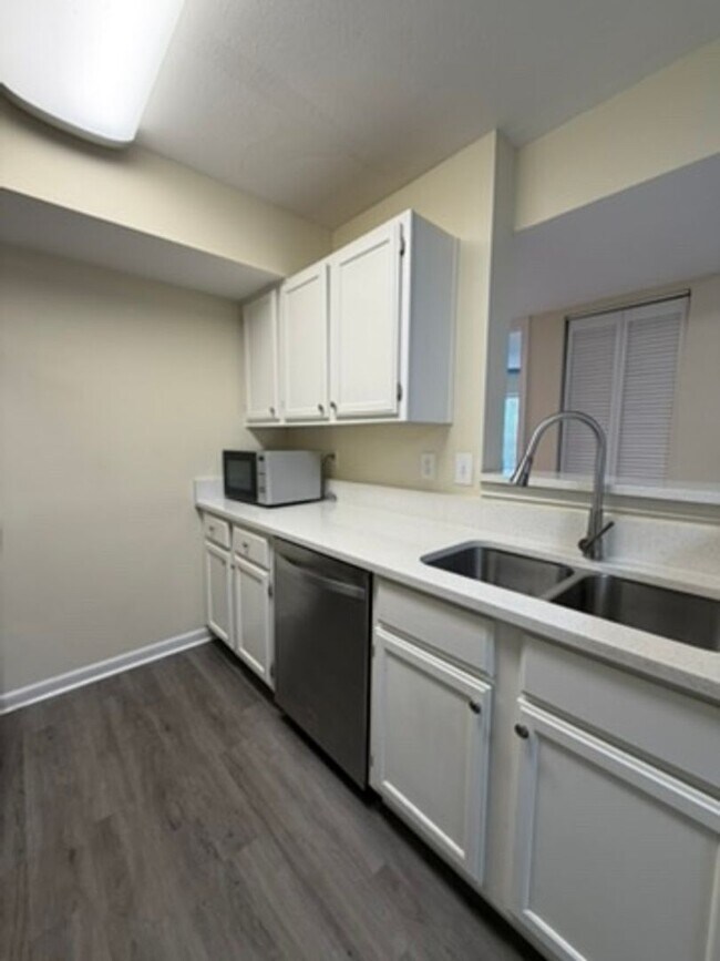 Building Photo - 25% OFF FIRST MONTH'S RENT -- Updated 2 Bedroom First Floor Condo