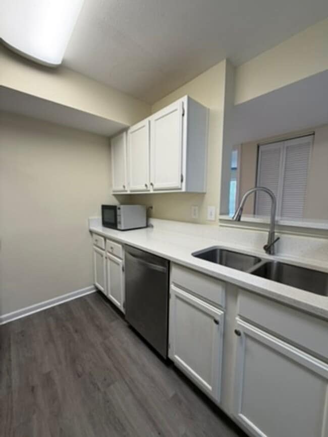 Building Photo - Updated 2 Bedroom First Floor Condo