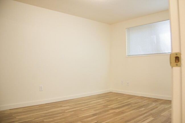 Building Photo - Brand new s/s appliances! Granite counters, off street parking, all dogs welcome!