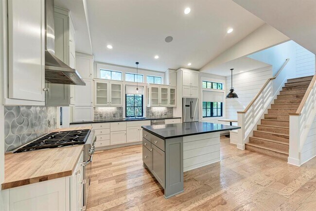 Building Photo - 1707 W St Johns Ave