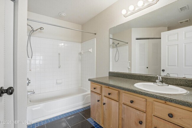 Building Photo - 13700 Richmond Park Dr N