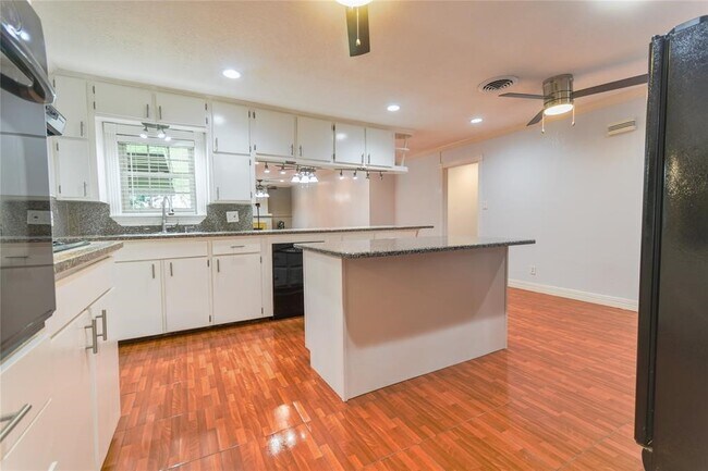 Building Photo - 10518 Hazelhurst Dr