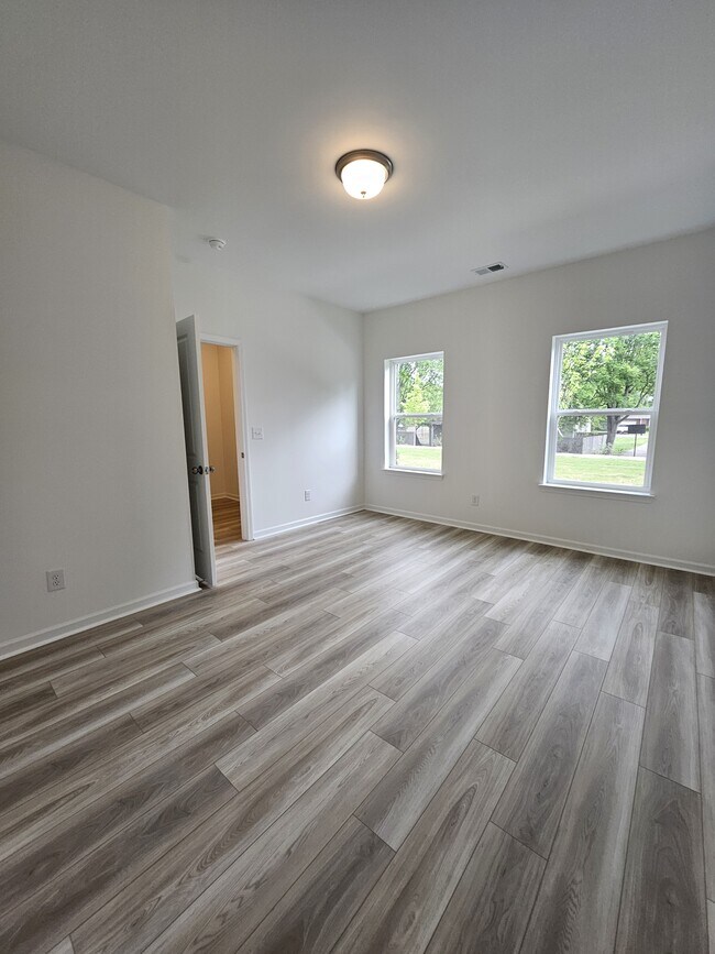 Building Photo - 128 Rosebush Ln