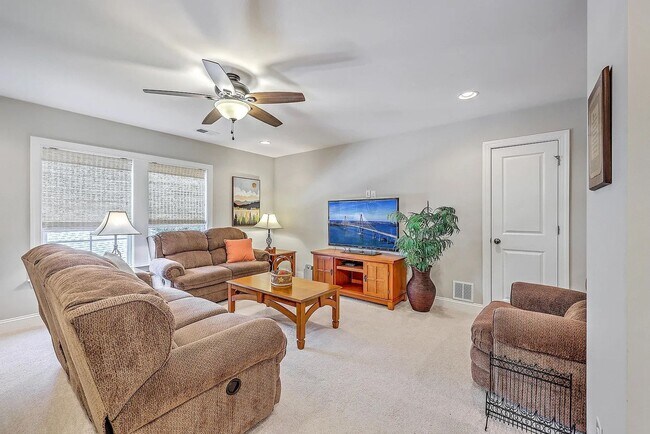 Building Photo - 4 Bedroom 3.5 Bath House in St. Johns Lake - Johns Island