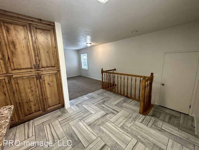 Building Photo - 5 br, 2 bath House - 1025 Homer Ave.