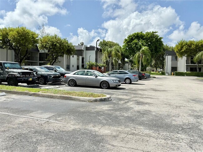 Building Photo - 10431 N Kendall Dr