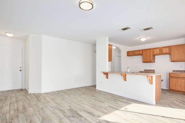 Building Photo - 3 BEDROOM BARSTOW HOME