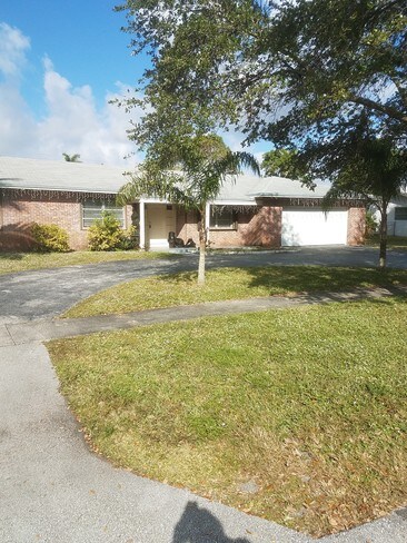 Building Photo - 481 SW 58th Ave