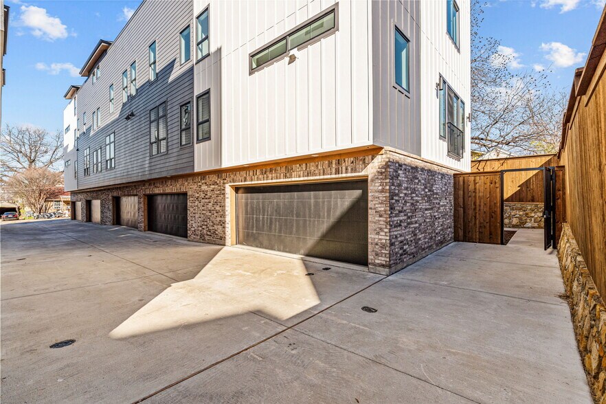 Building Photo - 2206 Arroyo Ave