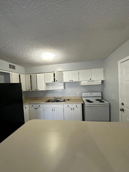 Primary Photo - 712 Eaverson St