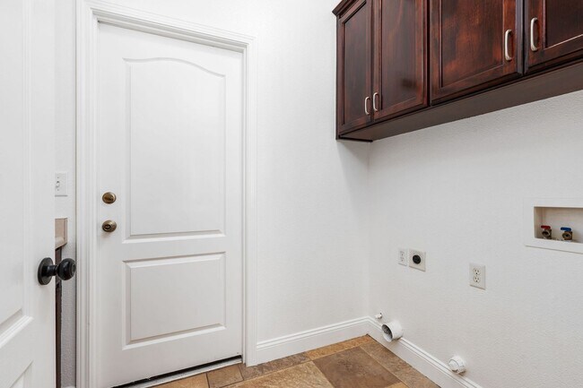 Building Photo - Gorgeous 3 bd. & 2 bath Home with a pool i...