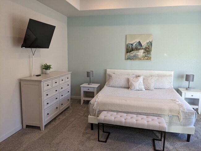 Building Photo - FULLY FURNISHED 3 Bed Luxury End Unit Townhome backs to Nature