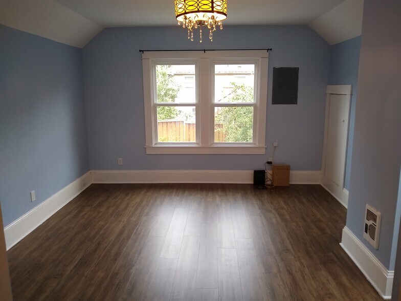 Living Room, West Facing - 3381 SE 10th Ave Unit B