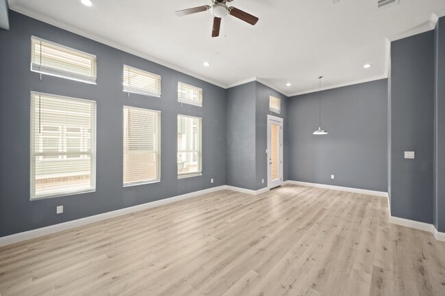 Building Photo - 2110 Oatfield Dr