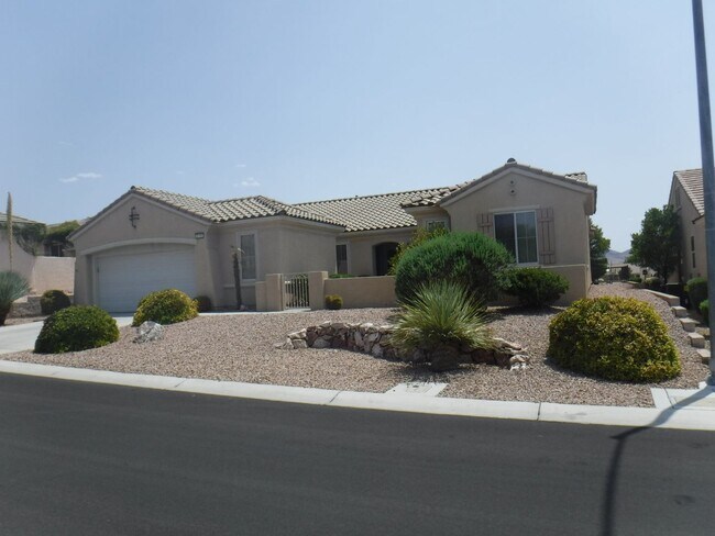 Building Photo - Sun City Anthem home right on the golf course!
