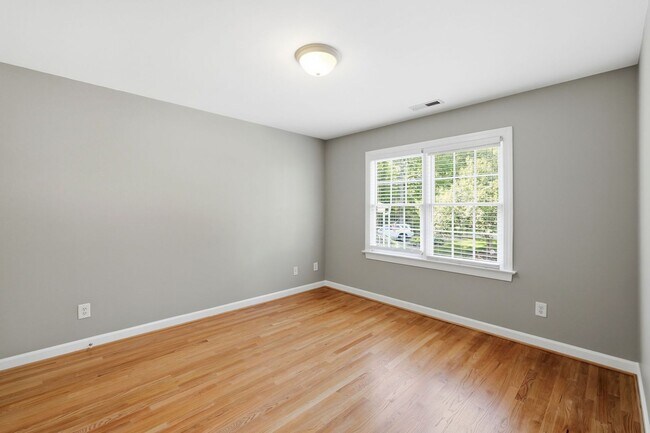 Building Photo - Gorgeous and Spacious 5 Bedroom Home, Cul-de-sac lot, Vaulted Ceilings, Large Backyard, Stunning ...