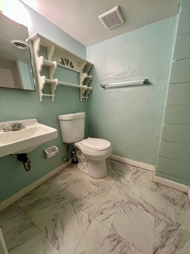 Building Photo - Gorgeous 3-Bedroom Home with Finished Basement in Havertown! Available NOW!