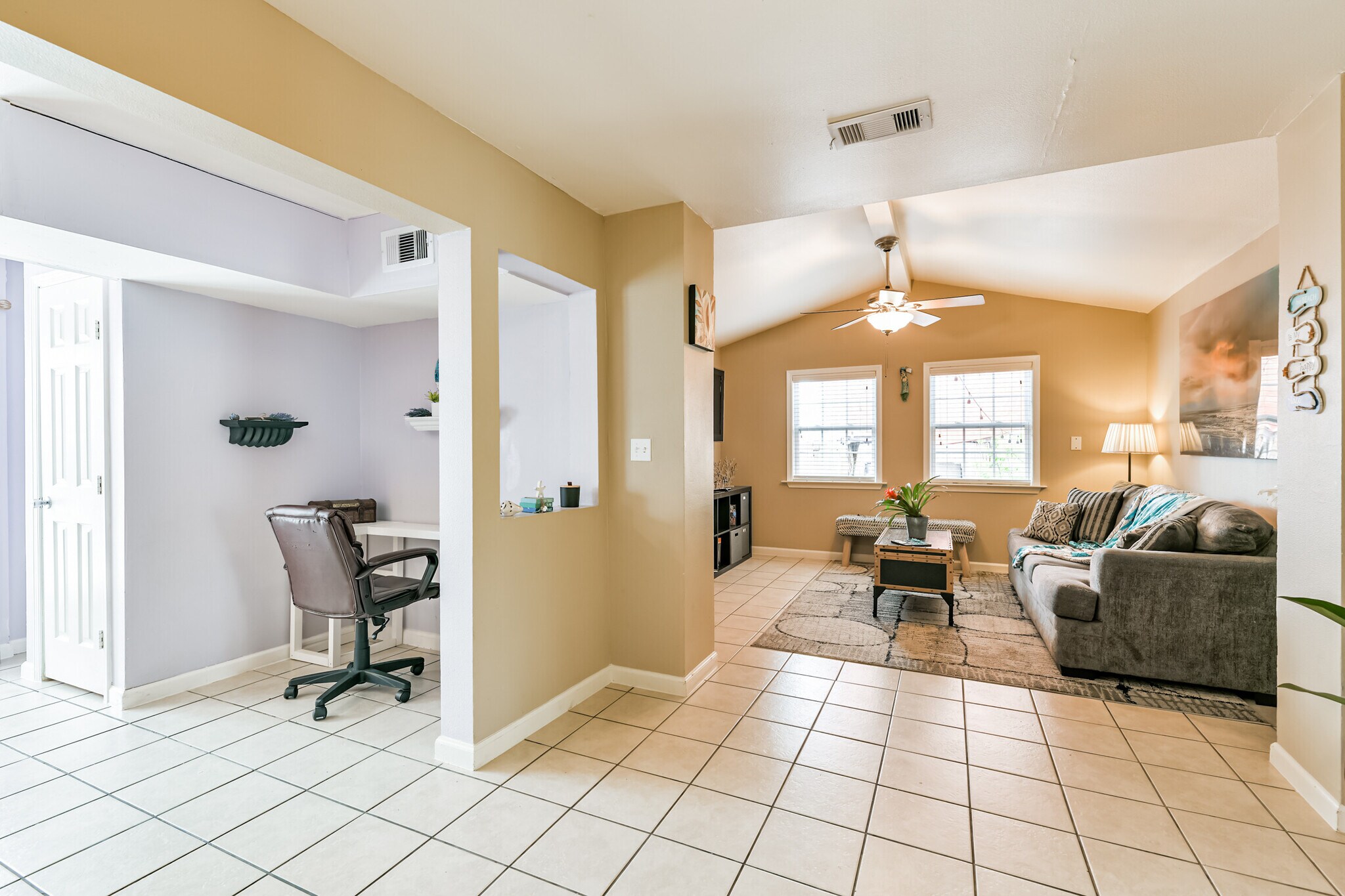 Small work nook next to half bath on left side - 6116 Avenue Q 1/2