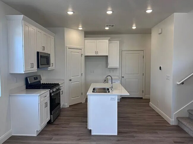 Building Photo - 491 E Rdg Dr