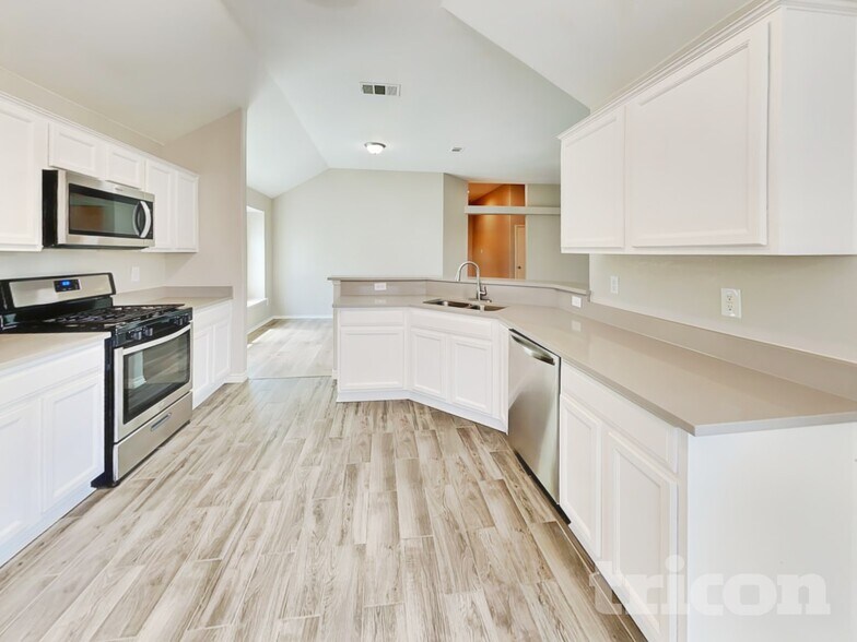 Building Photo - 6701 Fairglen Dr