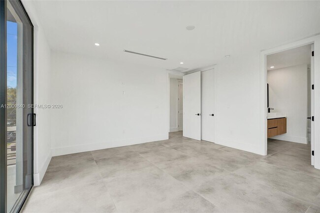Building Photo - 2411 SW 16th Ter