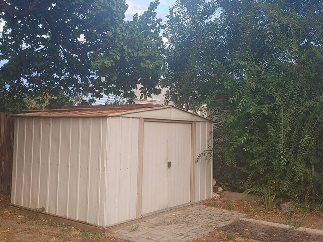 Building Photo - Quaint West Jordan Duplex w covered carport!