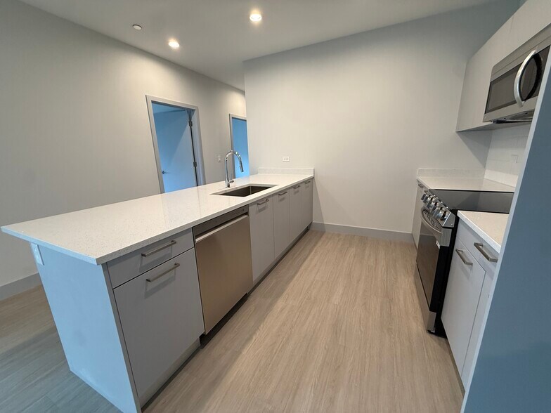 Building Photo - 6350 N Glenwood Ave