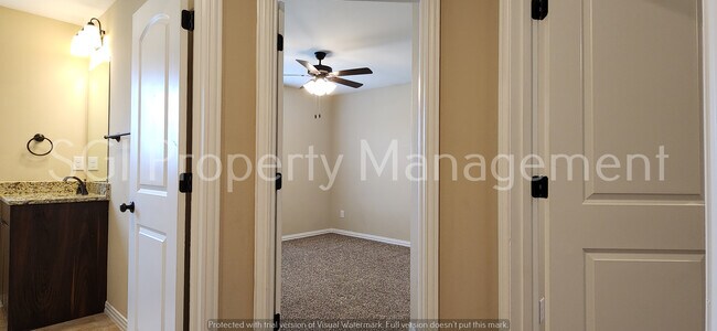 Building Photo - 4 Bedroom Home Ready for Move in!