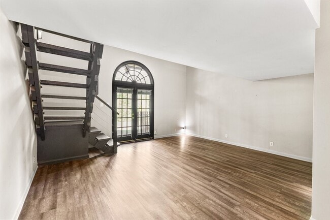 Building Photo - Discover the most affordable home in Belle Forest, located in Nashville's highly coveted 37221 zi...
